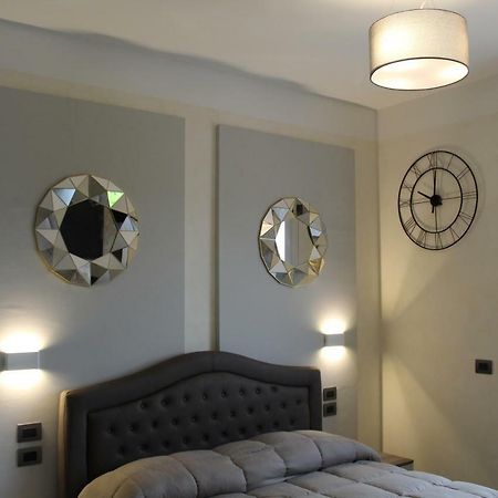 Villa Martina Luxury Rooms เดเซนซาโนเดลการ์ดา ภายนอก รูปภาพ