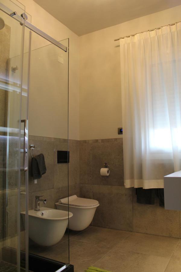 Villa Martina Luxury Rooms เดเซนซาโนเดลการ์ดา ภายนอก รูปภาพ