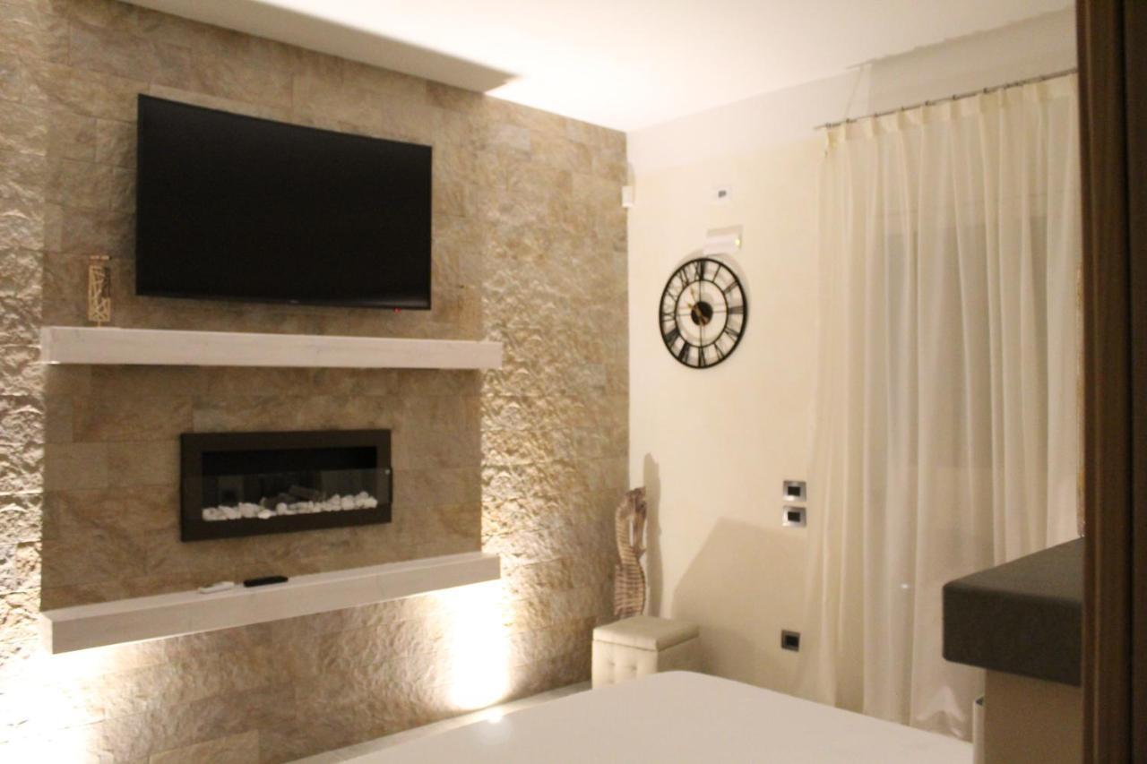 Villa Martina Luxury Rooms เดเซนซาโนเดลการ์ดา ภายนอก รูปภาพ