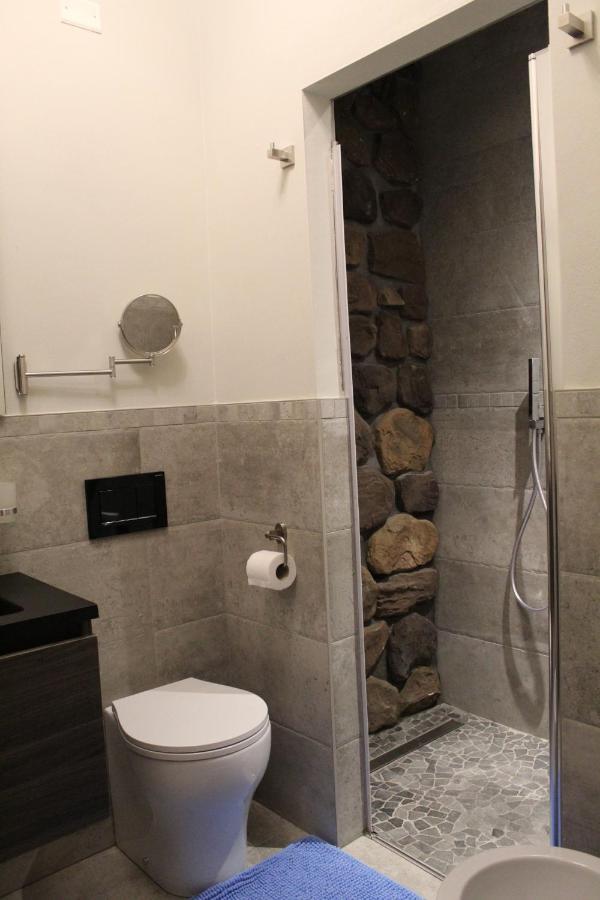 Villa Martina Luxury Rooms เดเซนซาโนเดลการ์ดา ภายนอก รูปภาพ