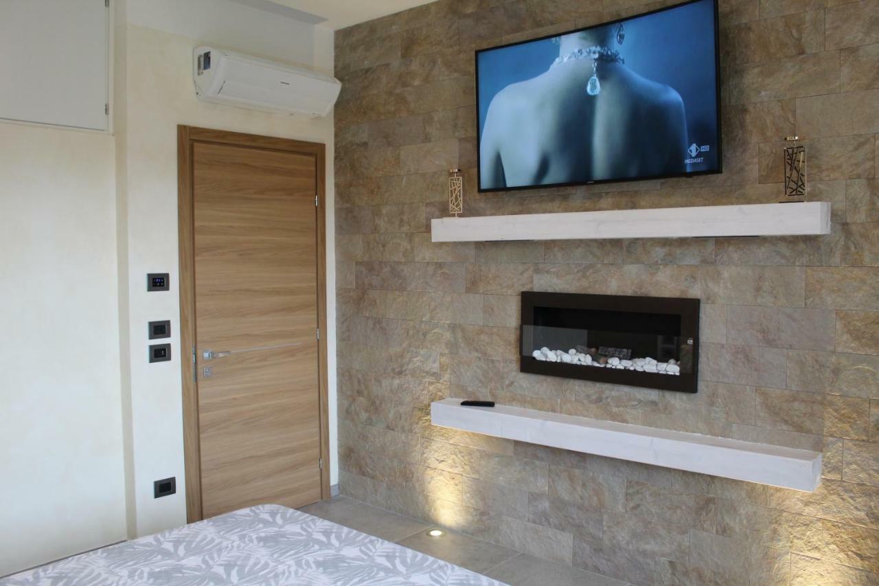 Villa Martina Luxury Rooms เดเซนซาโนเดลการ์ดา ภายนอก รูปภาพ