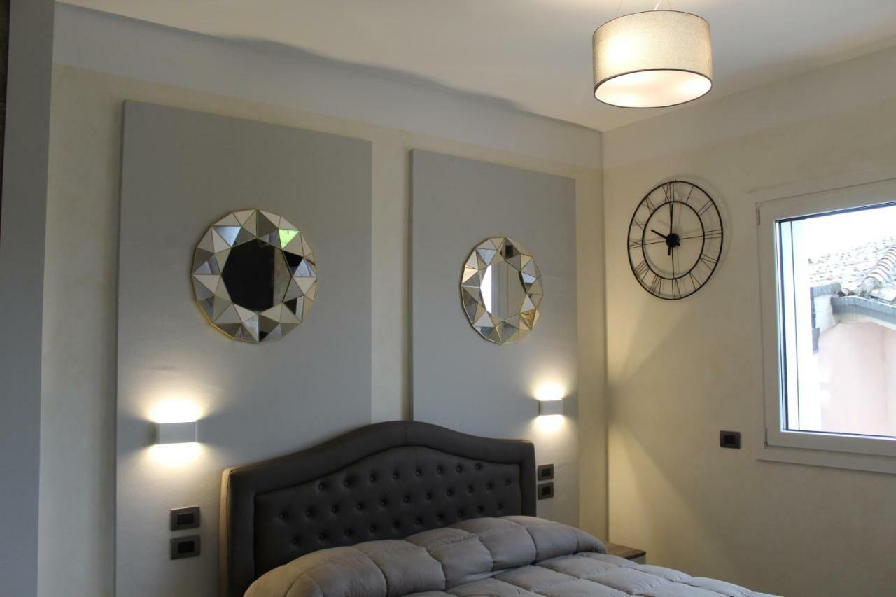 Villa Martina Luxury Rooms เดเซนซาโนเดลการ์ดา ภายนอก รูปภาพ