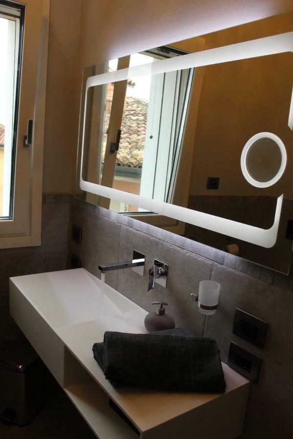Villa Martina Luxury Rooms เดเซนซาโนเดลการ์ดา ภายนอก รูปภาพ