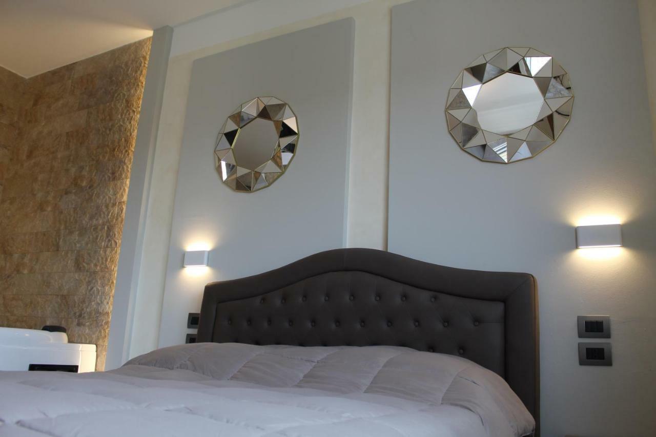 Villa Martina Luxury Rooms เดเซนซาโนเดลการ์ดา ภายนอก รูปภาพ