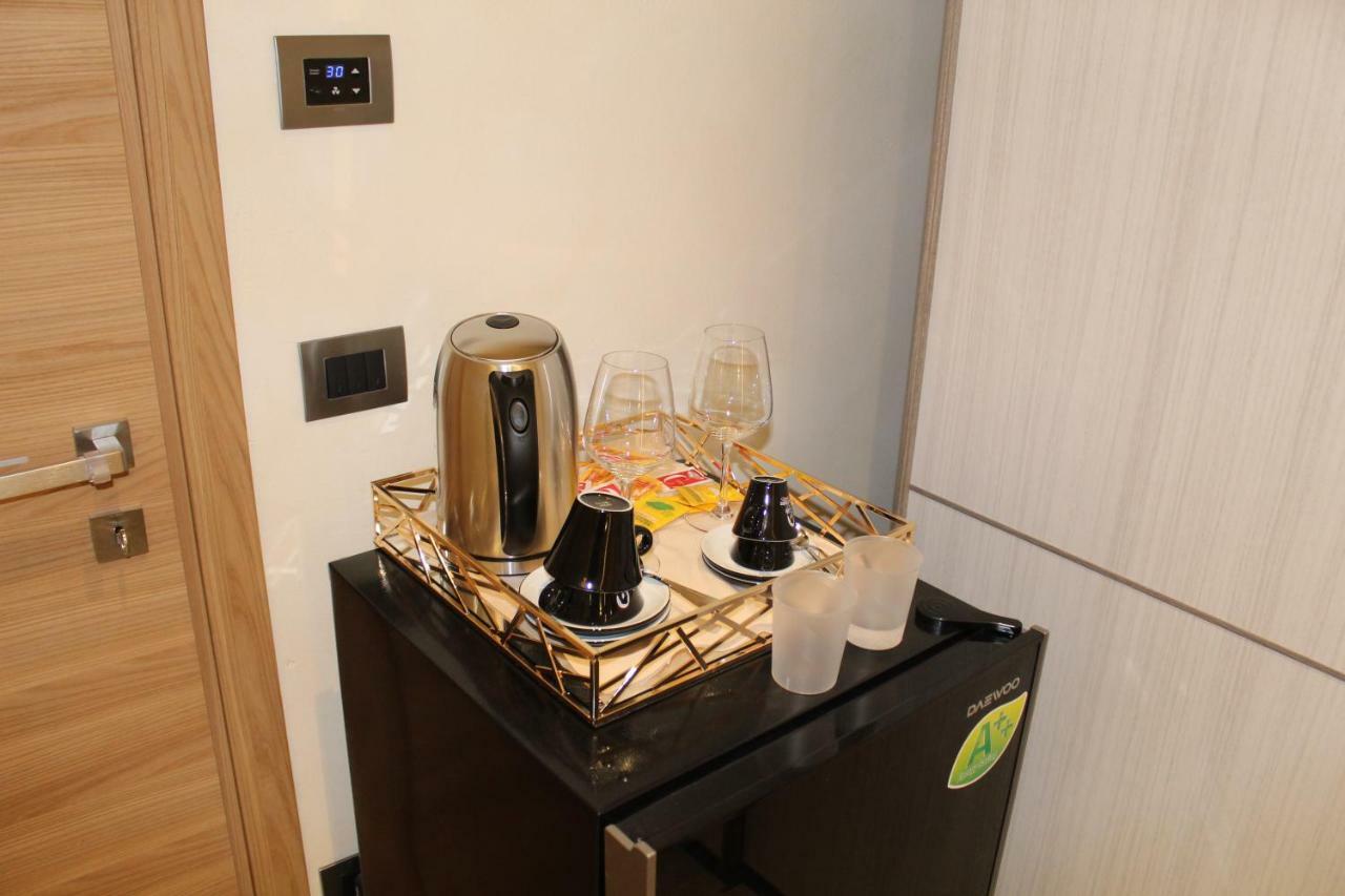 Villa Martina Luxury Rooms เดเซนซาโนเดลการ์ดา ภายนอก รูปภาพ